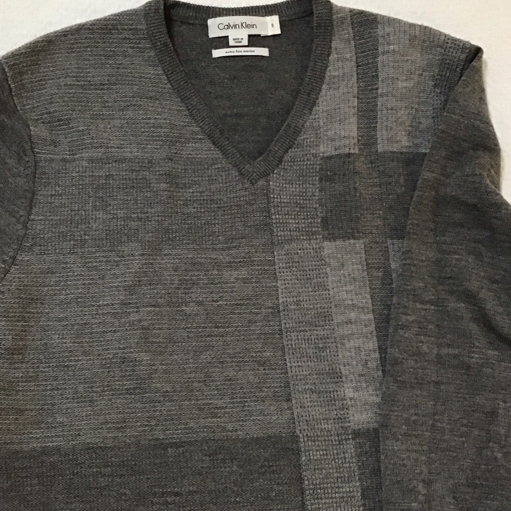 Calvin Klein Men’s Charcoal Gray V-Neck Sweater with Subtle Geometric Panel